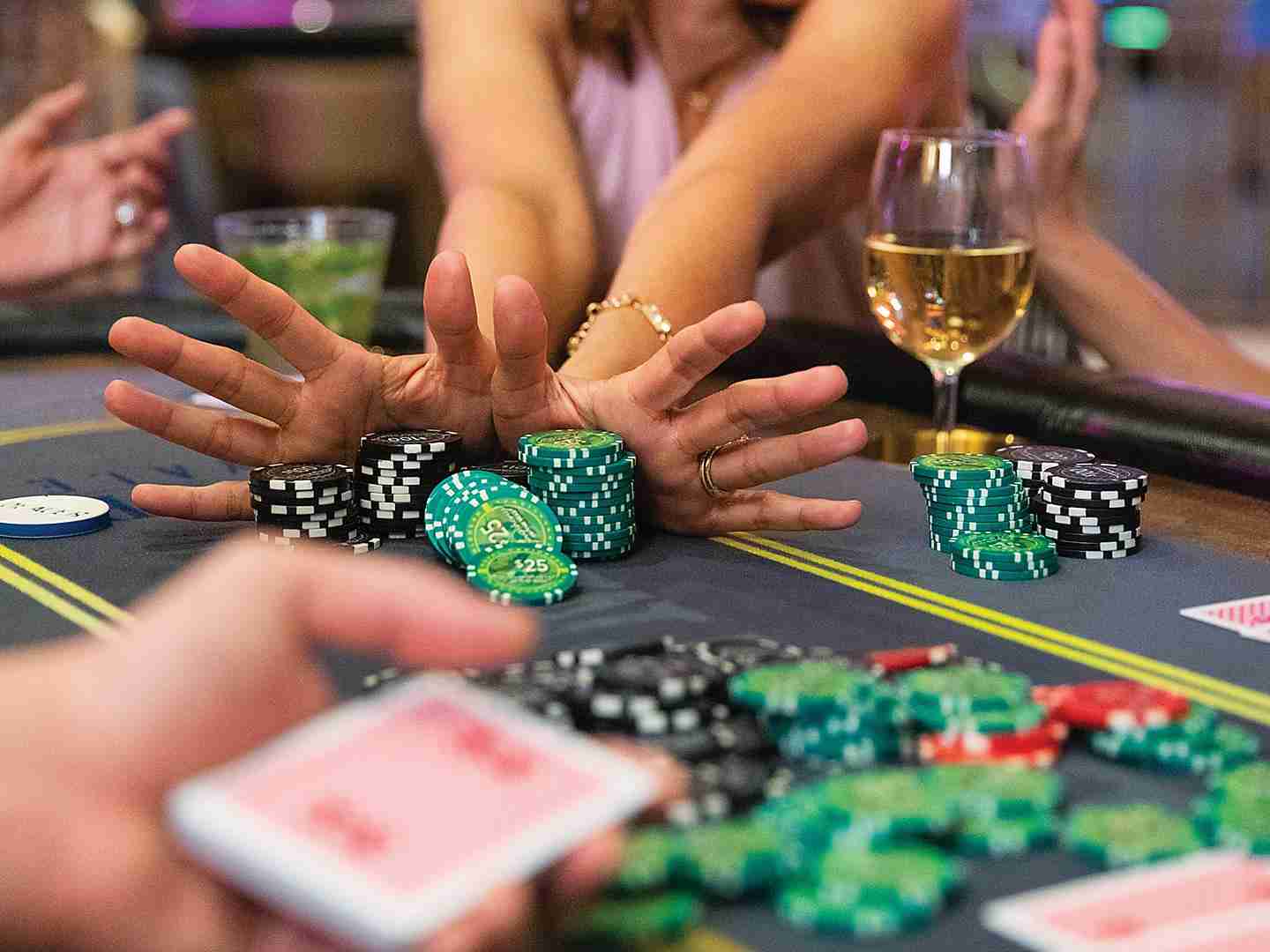 Poker Là game may rủi hot hit tại Crown Casino 