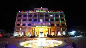 Khu phức hợp Lucky Ruby Border Casino lung linh ánh đèn về đêm